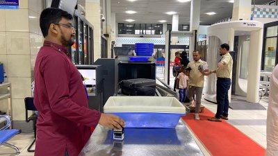 সচল রয়েছে বিমানবন্দরের অপারেশন কার্যক্রম (ছবি: বাংলা ট্রিবিউন)
