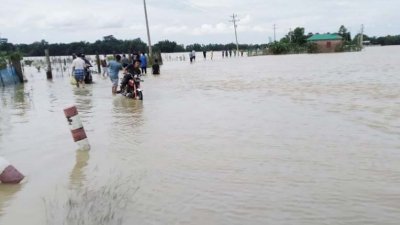 অনেক এলাকায় ত্রাণসামগ্রী পৌঁছেনি