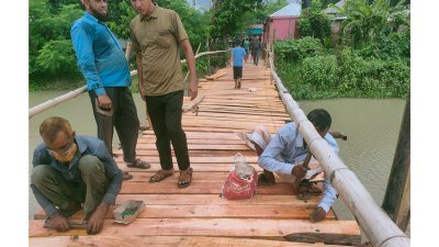 জিকের সেই খালে এবার বাঁশের সাঁকোর ওপর দেওয়া হচ্ছে কাঠের পাটাতন