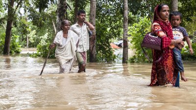 বাড়িঘর ছেড়েছেন বন্যাদুর্গত বহু মানুষ