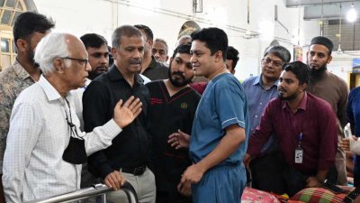 ঢাকা মেডিক্যাল কলেজ হাসপাতালে শিক্ষা উপদেষ্টা ওয়াহিদউদ্দিন মাহমুদ, আইন উপদেষ্টা আসিফ নজরুলসহ অন্যরা