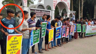 আন্দোলনে বহিরাগত ও স্কুলশিক্ষার্থীরা (ছবি: বাংলা ট্রিবিউন)