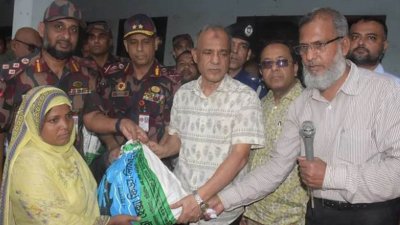 সোমবার দুপুরে কুমিল্লার বুড়িচং উপজেলার সোনার বাংলা কলেজে বন্যাদুর্গত মানুষের মাঝে ত্রাণ বিতরণ করেন স্বরাষ্ট্র উপদেষ্টা জাহাঙ্গীর আলম চৌধুরী