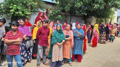 শ্রীপুরে দুই মাসের বকেয়া বেতন পরিশোধের দাবিতে পিকক গার্মেন্টস অ্যান্ড প্রিন্ট লিমিটেড কারখানার শ্রমিকরা কর্মবিরতি দিয়ে সড়ক অবরোধ করেছেন