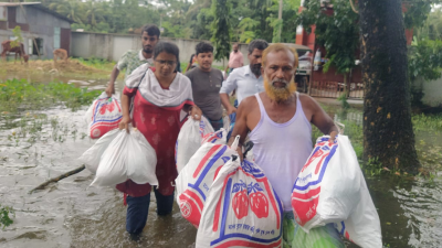 ত্রাণ কার্যক্রমে উপস্থিত ছিলেন গণসংহতি আন্দোলনের রাজনৈতিক পরিষদের সদস্য তাসলিমা আখতার