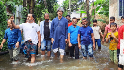 কুমিল্লার বিভিন্ন এলাকায় ত্রাণ বিতরণ কার্যক্রমে অংশ নেন জোনায়েদ সাকি