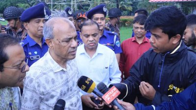 সোমবার দুপুরে নোয়াখালীতে ত্রাণ বিতরণ করেছেন স্বরাষ্ট্র উপদেষ্টা লেফটেন্যান্ট জেনারেল (অব.) মো. জাহাঙ্গীর আলম চৌধুরী