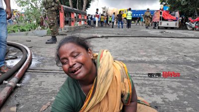 নিখোঁজ ছেলে সজীবকে খুঁজতে এসে কান্নায় ভেঙে পড়েন মা কুলসুম বেগম