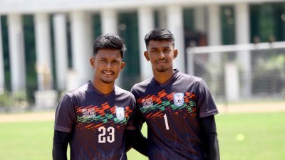 ডানে শ্রাবণ।
