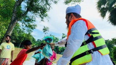 ত্রাণ বিতরণ করেন  বিএসপির চেয়ারম্যান সৈয়দ সাইফুদ্দীন আহমদ মাইজভাণ্ডারী