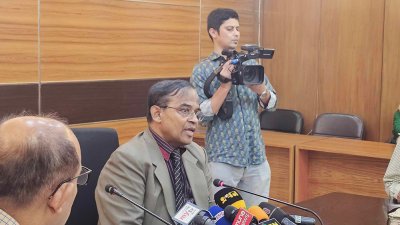 সাংবাদিকদের সঙ্গে কথা বলছেন সিনিয়র সচিব এম এ আকমল হোসেন আজাদ