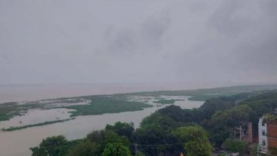 ফারাক্কা বাঁধের সব গেট খুললেও বরন্যা শঙ্কা নেই বলছে পাউবো।