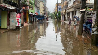 নোয়াখালীর বন্যা পরিস্থিতির ক্রমশ অবনতি হচ্ছে। বেড়ে চলেছে পানি