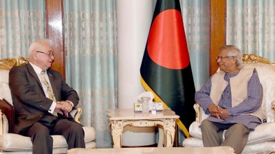 অন্তর্বর্তী সরকারের প্রধান উপদেষ্টা অধ্যাপক ড. মুহাম্মদ ইউনূসের সঙ্গে সৌজন্য সাক্ষাৎ করেন বাংলাদেশে নিযুক্ত রাশিয়ার রাষ্ট্রদূত আলেকজান্ডার মান্টিটস্কি (ছবি: ফোকাস বাংলা)