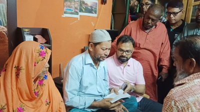 একটি পরিবারকে সহায়তা প্রদানকালে আমিনুল হক