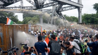 নবান্ন অভিযানে জলকামান নিক্ষেপ করে কলকাতা পুলিশ