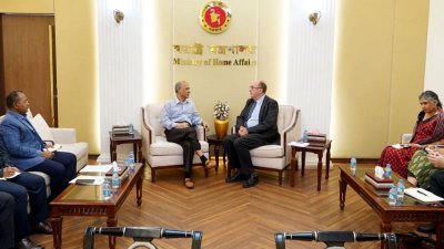 স্বরাষ্ট্র উপদেষ্টার সঙ্গে  জাতিসংঘের তিন সদস্যের প্রতিনিধি দলের বৈঠক (ছবি: সংগৃহীত)