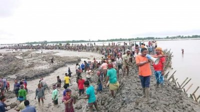 স্থানীয় মানুষদের টানা পরিশ্রমে বাঁধটি আটকানো সম্ভব হয়েছে