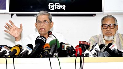 সংবাদ সম্মেলনে বক্তব্য রাখছেন মির্জা ফখরুল ইসলাম আলমগীর