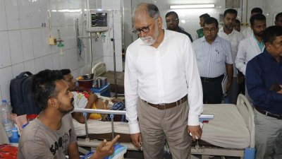 আহতদের খোঁজখবর নেন উপাচার্য অধ্যাপক ডা. মো. সায়েদুর রহমান