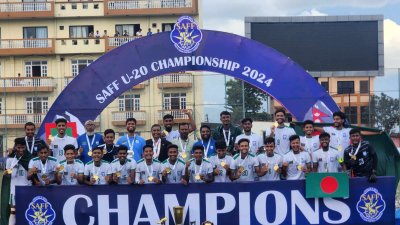 ট্রফি নিয়ে বাংলাদেশের উল্লাস