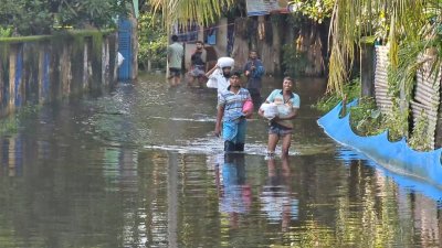 এখনও বন্যার পানির নিচে দেশের দক্ষিণ-পূর্বাঞ্চলের অনেক এলাকা, লক্ষ্মীপুর সদরের ছবি (ফোকাস বাংলা)