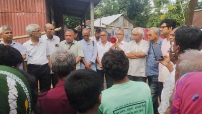 ত্রাণ বিতরণ করছে বাম দলগুলো
