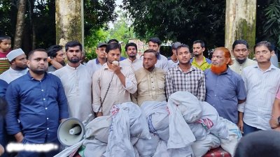 বন্যার্তদের পাশে ছাত্রশিবিরের নেতারা