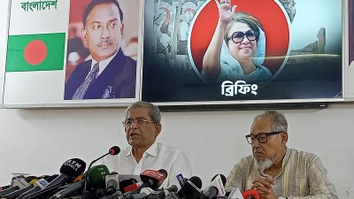 সংবাদ সম্মেলনে মির্জা ফখরুল ইসলাম আলমগীর ও নজরুল ইসলাম খান