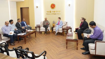 স্বরাষ্ট্র উপদেষ্টা লেফটেন্যান্ট জেনারেল মো. জাহাঙ্গীর আলম চৌধুরীর (অব.) সঙ্গে অস্ট্রেলিয়ার ভারপ্রাপ্ত হাইকমিশনার নারদিয়া সিম্পসন