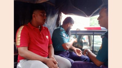 পুলিশের হাতে ছাত্রলীগকর্মী মো. শিহাব