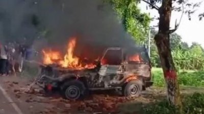 হামলাকারীরা সেনাবাহিনীর গাড়িতে আগুন দেয়
