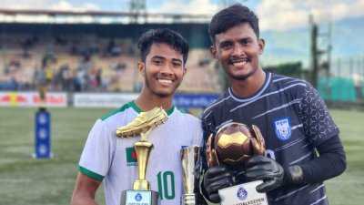 গোল্ডেন বুট মিরাজের, গ্লাভস আসিফের