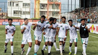 মিরাজলুকে (১০ নম্বর জার্সি) নিয়ে বাংলাদেশের গোল উদযাপন