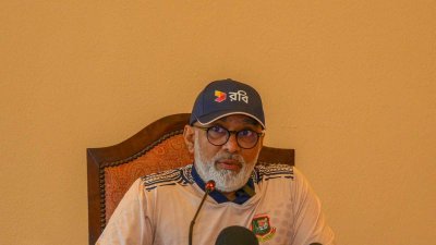 সংবাদ সম্মেলনে কথা বলছেন চন্ডিকা হাথুরুসিংহে।