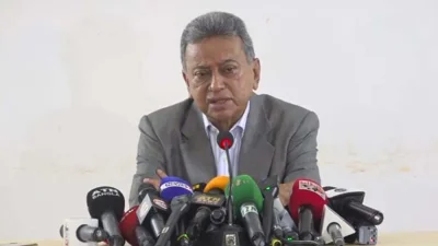 সাংবাদিকদের ব্রিফ করছেন আমির খসরু মাহমুদ চৌধুরী