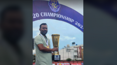 ট্রফি হাতে মারুফুল হক।