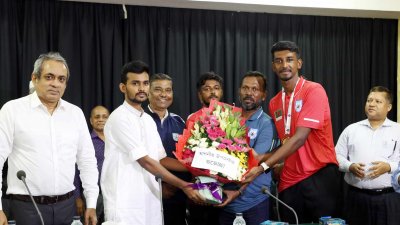 সাফজয়ী দলকে ফুলের শুভেচ্ছা জানান ক্রীড়া উপদেষ্টা।