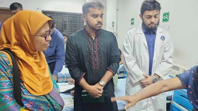 রাজারবাগের কেন্দ্রীয় পুলিশ হাসপাতাল পরিদর্শন করেন স্বাস্থ্য উপদেষ্টা নূরজাহান বেগম