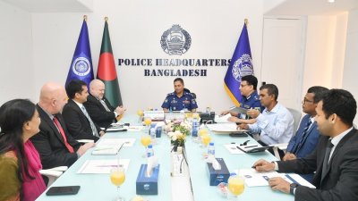 ড্যানিয়েল ব্লিকমোরের নেতৃত্বে মার্কিন দূতাবাসের প্রতিনিধিদল আইজিপি মো. ময়নুল ইসলামের সঙ্গে সৌজন্য সাক্ষাৎ করেছেন