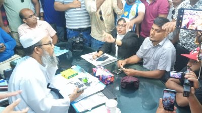 ফরিদপুর সিভিল সার্জনকে অবরুদ্ধ করে রাখেন শিক্ষার্থীরা