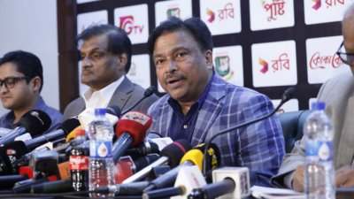 কথা বলছেন বোর্ড সভাপতি ফারুক আহমেদ।