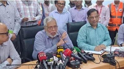 বক্তব্য দিচ্ছেন উপদেষ্টা মুহাম্মদ ফাওজুল কবির খান