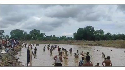 ভারত সীমান্তবর্তী ফেনী নদীতে মাছ ধরছেন স্থানীয়রা