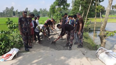 রাস্তা সংস্কারের এই উদ্যোগ প্রশংসিত হচ্ছে সর্বমহলে (ছবি: বাংলা ট্রিবিউন)