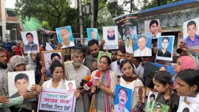 গুম হওয়া ব্যক্তিদের সন্ধান দাবিতে বিভিন্ন সময় প্রতিবাদ-মানববন্ধন হলেও প্রতিকার মেলে খুব কমই (ফাইল ছবি)