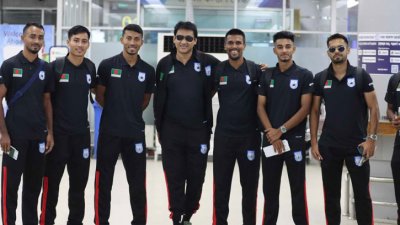 আমের (বাঁ থেকে চতুর্থ) যাননি দলের সঙ্গে