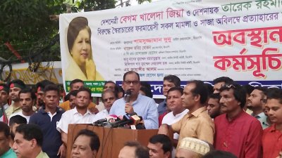 অবস্থান কর্মসূচিতে বক্তব্য রাখেন বিএনপির ভাইস চেয়ারম্যান শামসুজ্জামান দুদু