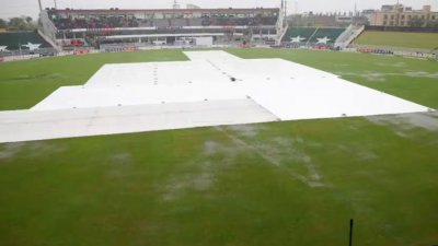 বৃষ্টিতে ভেস্তে যায় প্রথম দিন