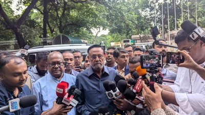 সাংবাদিকদের সঙ্গে কথা বলছেন এলডিপি’র চেয়ারম্যান কর্নেল (অব.) অলি আহমদ